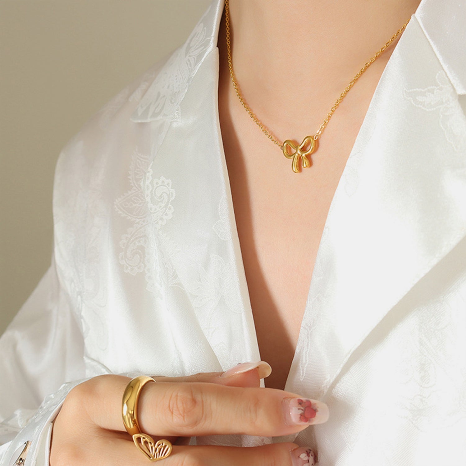 gold bow pendant necklace
